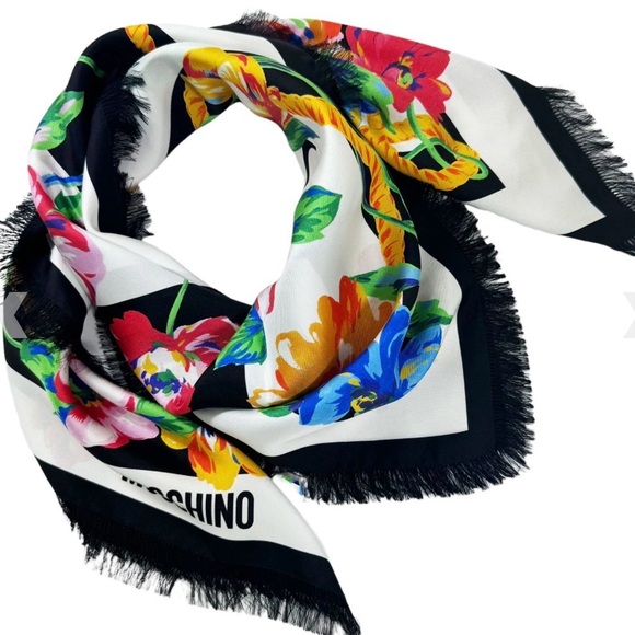 Moschino
Floral Printed Fringed-Edge Scarf - Picture 3 of 12
